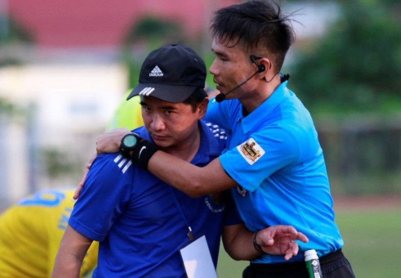 HLV doi U21 CAND chi mat trong tai vi ban thang gay tranh cai hinh anh