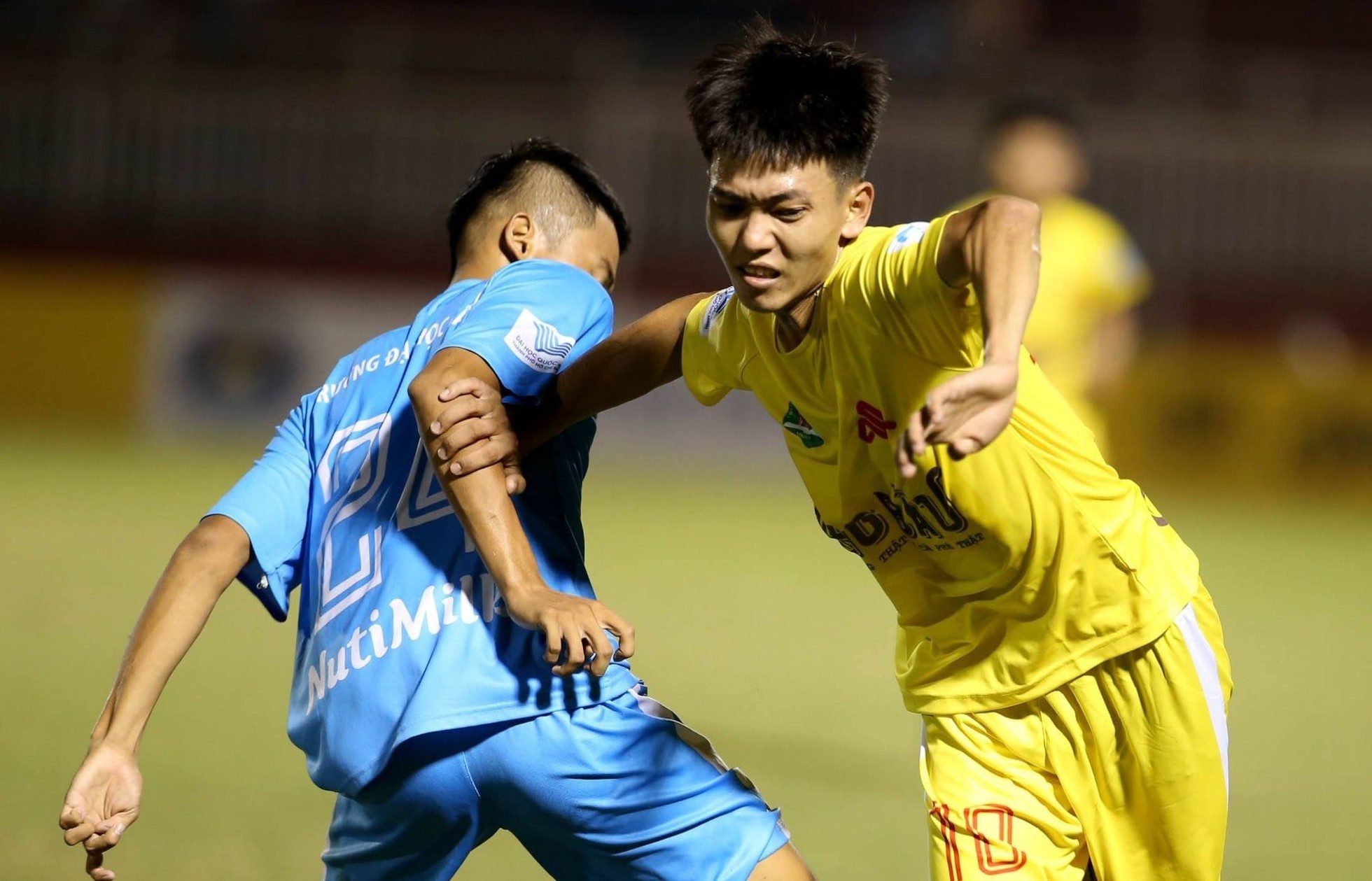 Doi bong cua bau Duc vuot mat 400 trieu dong tien thuong hinh anh