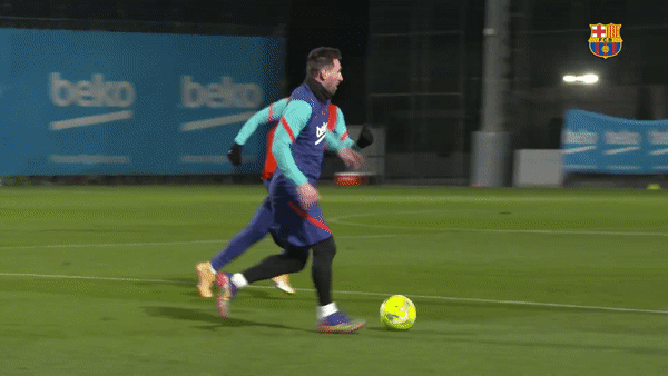 Messi solo ghi ban trong buoi tap dau nam moi hinh anh