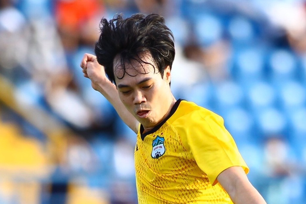 Van Toan choi noi bat trong ngay Kiatisak ra mat hinh anh