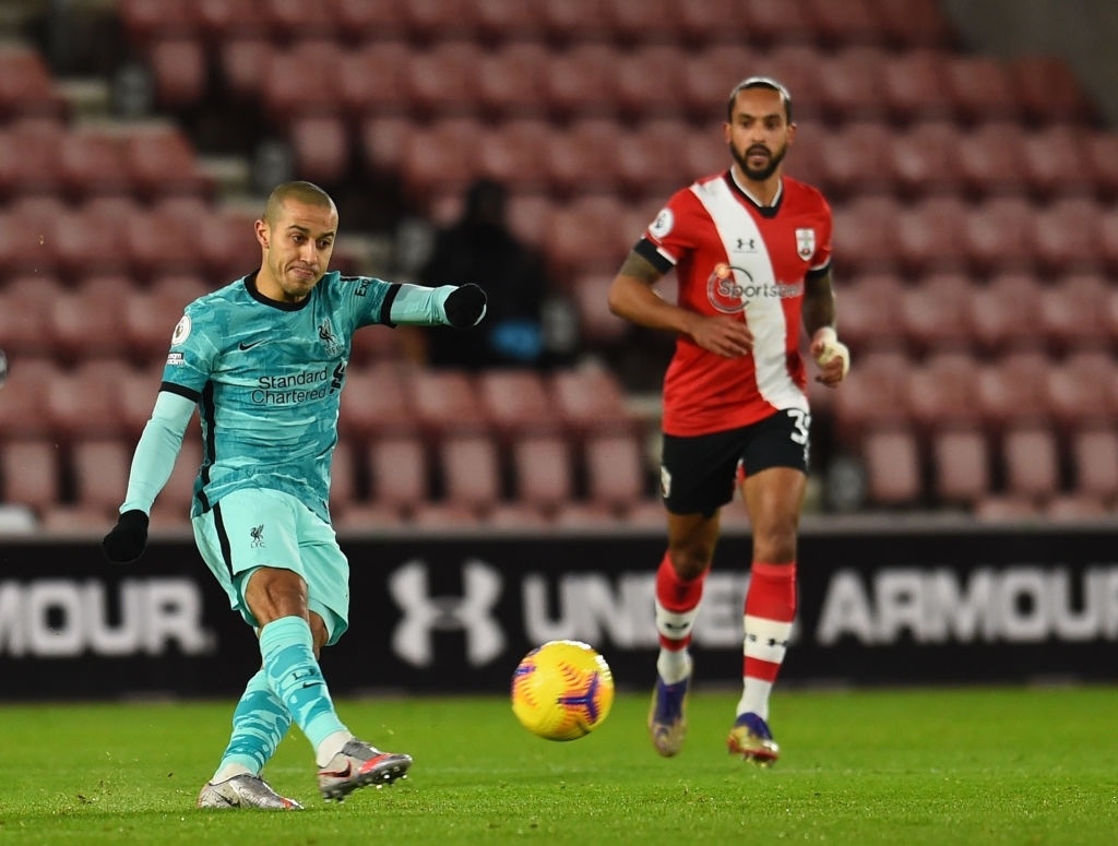 phong do san khach cua liverpool anh 3