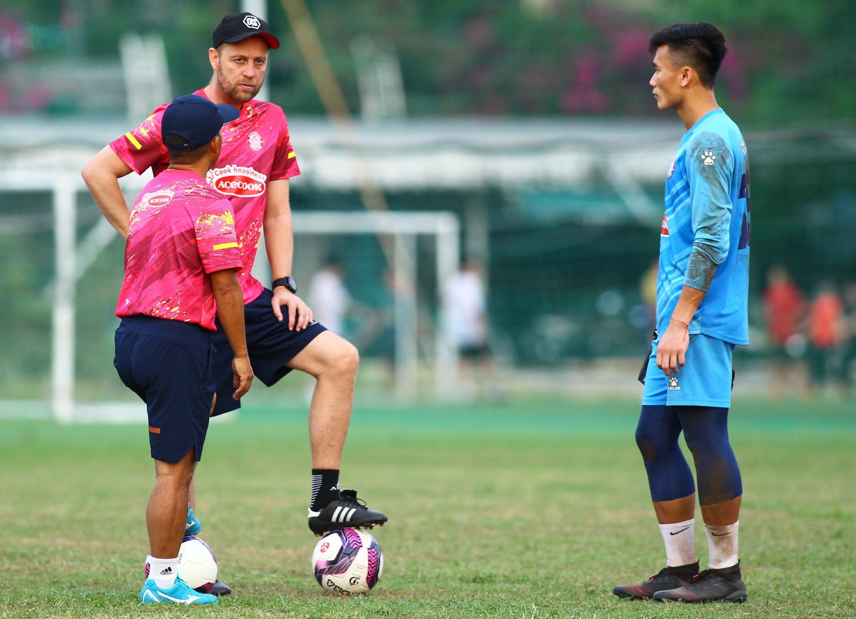 Bui Tien Dung duoc HLV Polking dan do rieng truoc tran giao huu hinh anh