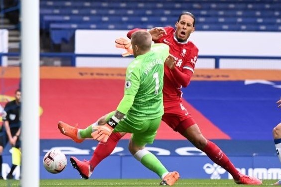 Trong tai Anh nhan sai vi pha bong khien Van Dijk nghi het mua hinh anh