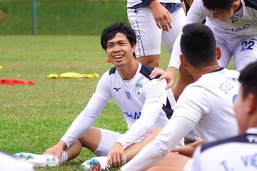 Nguoi ham mo doi hon 2 gio de tang qua cho Cong Phuong hinh anh