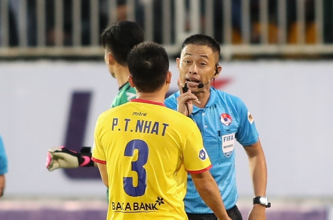 Cau thu SLNA thieu kiem che trong tran thua HAGL hinh anh