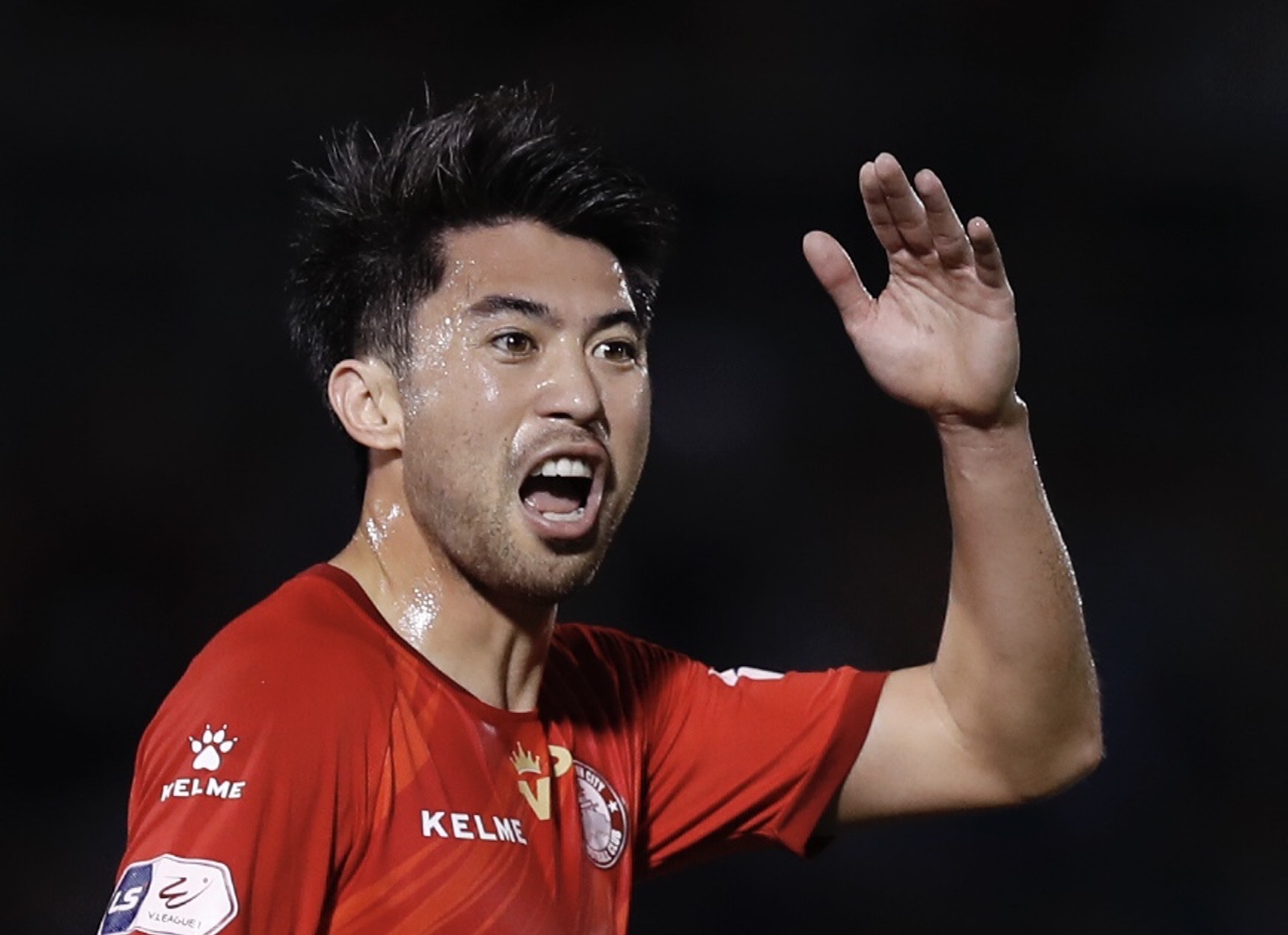 Lee Nguyen phan ung voi dong doi vi khong duoc chuyen bong hinh anh