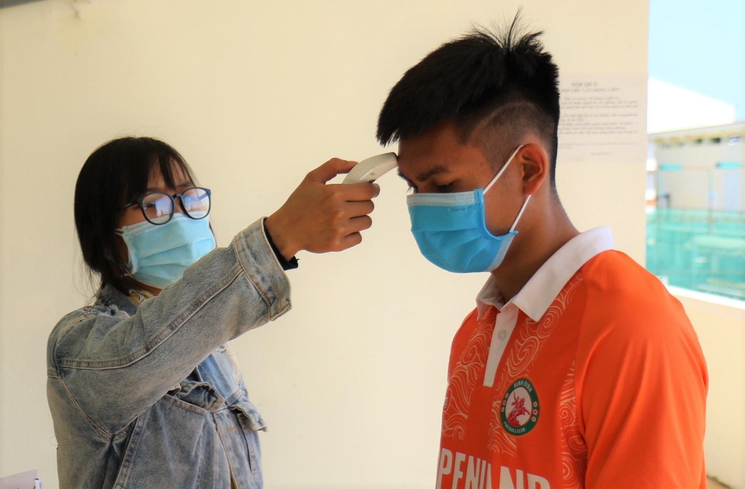 Hai cau thu cua Binh Dinh tu cach ly khi hoi quan hinh anh