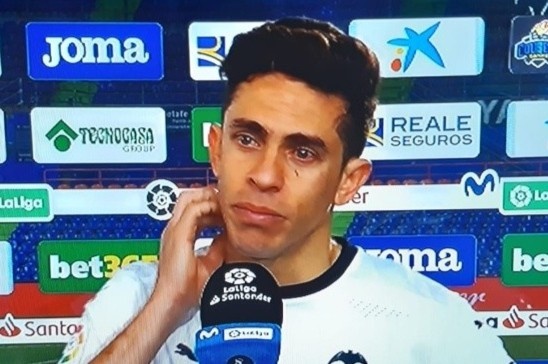 Cau thu Valencia khoc vi doi nha sa sut hinh anh