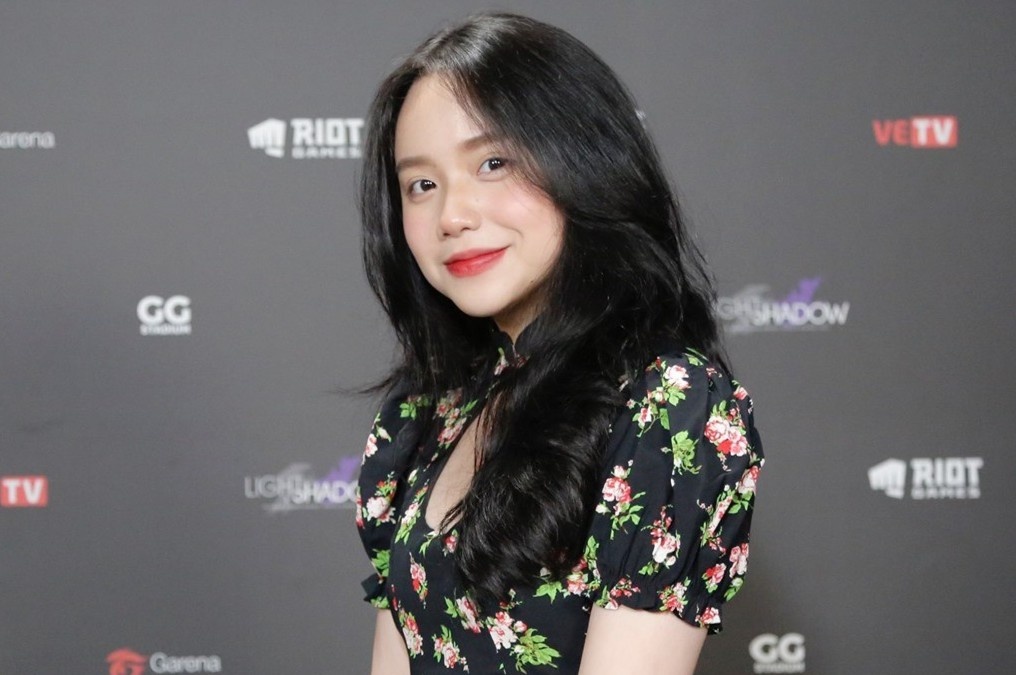 Phong cach thoi trang cua nu MC giai LMHT Viet Nam hinh anh