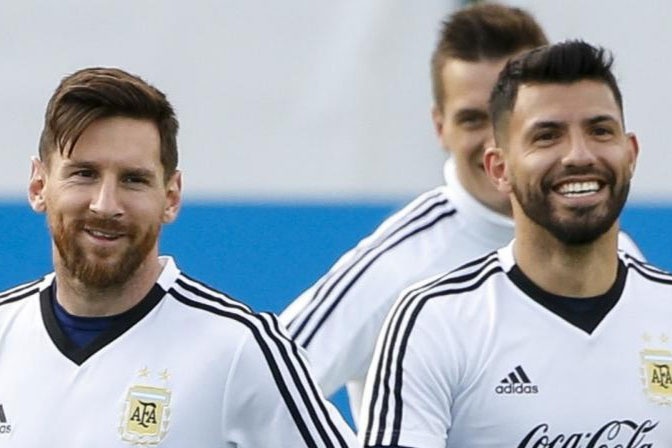 Barca sap mua Aguero de giu chan Messi hinh anh