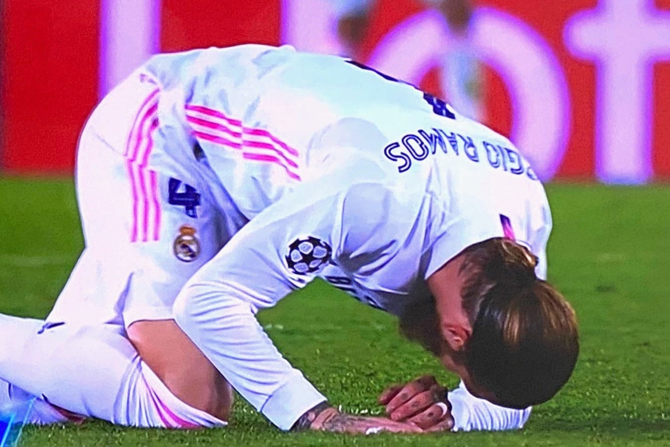 Ramos that vong sau pha bo lo cua sao tre Real hinh anh