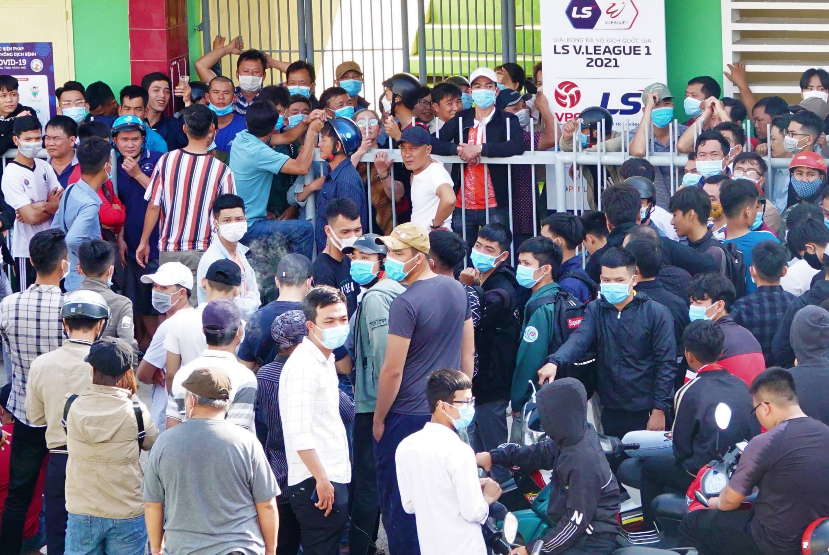 CDV Binh Dinh chen chuc cho nhan ve xem tran gap Da Nang hinh anh