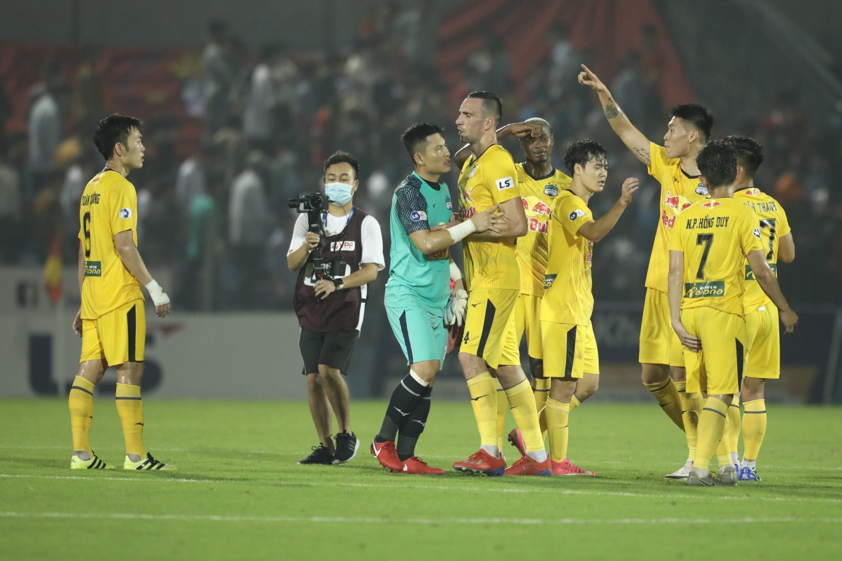 Xuan Truong noi nong voi ngoai binh Han Quoc hinh anh