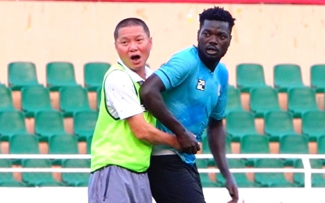 HLV Chu Dinh Nghiem dung tieu xao khi da doi khang hinh anh