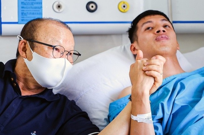 HLV Park nam chat tay dong vien Hung Dung hinh anh