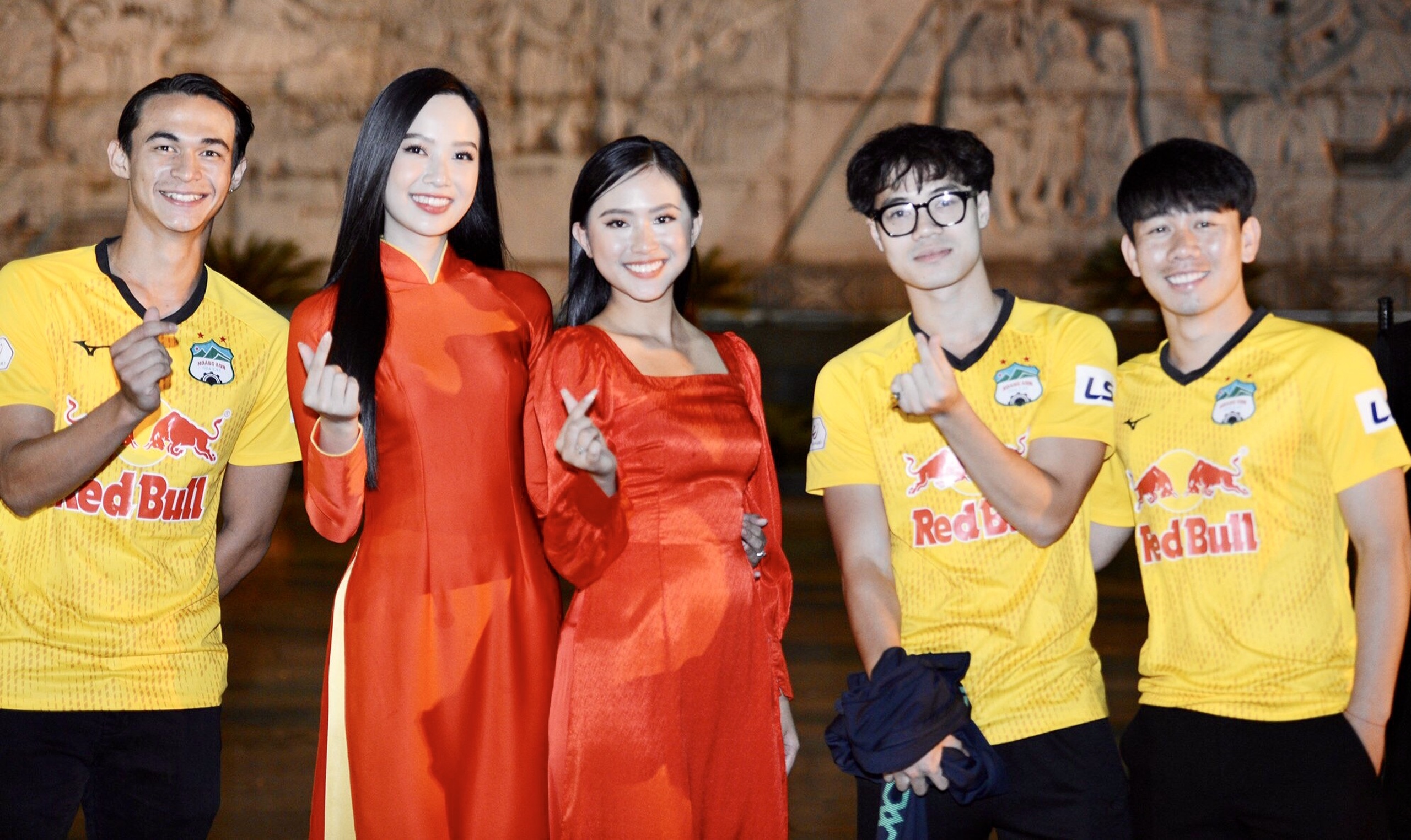 cau thu hagl giao luu voi hoa hau anh 2