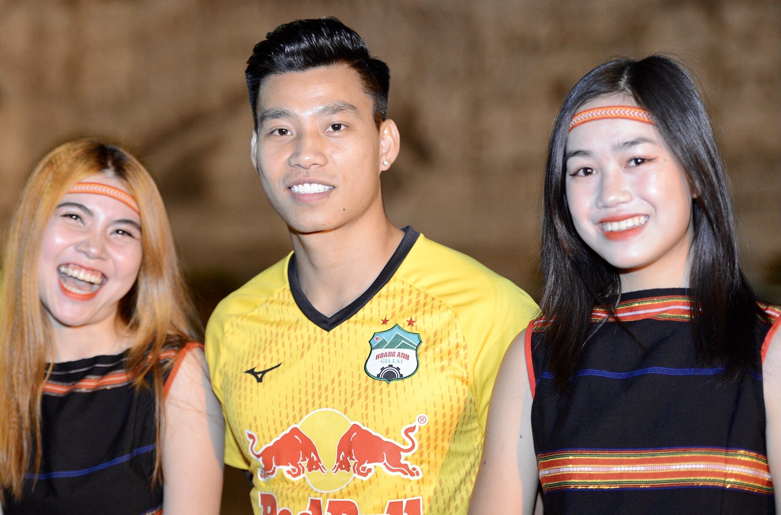 cau thu hagl giao luu voi hoa hau anh 3