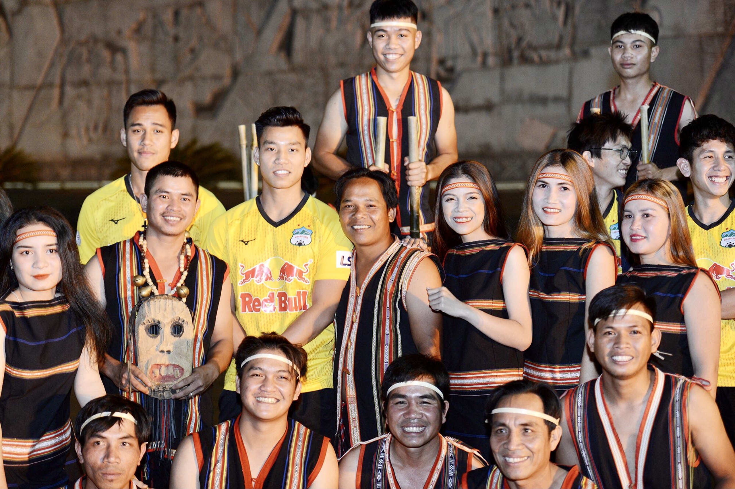 cau thu hagl giao luu voi hoa hau anh 6