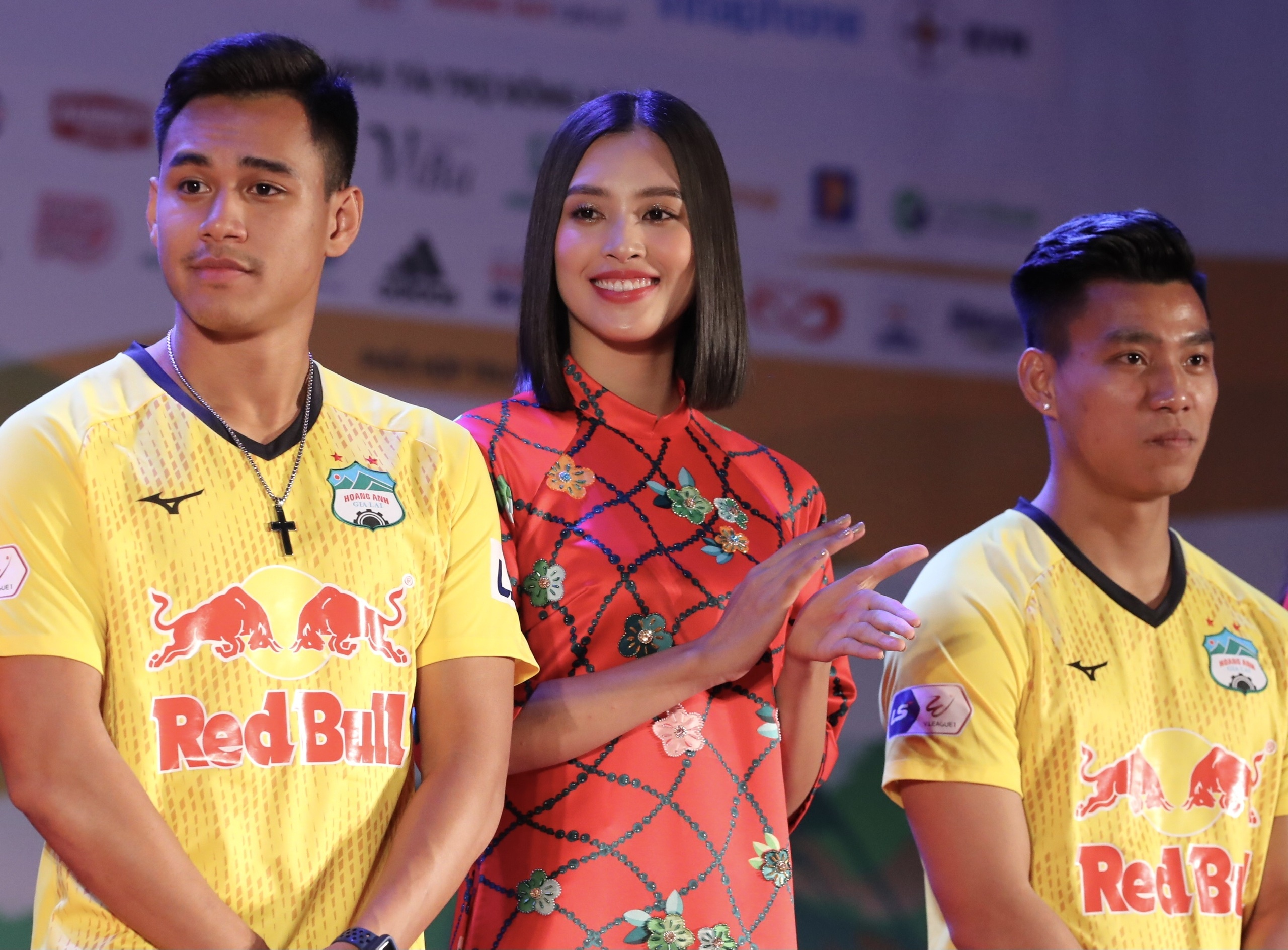 cau thu hagl giao luu voi hoa hau anh 5