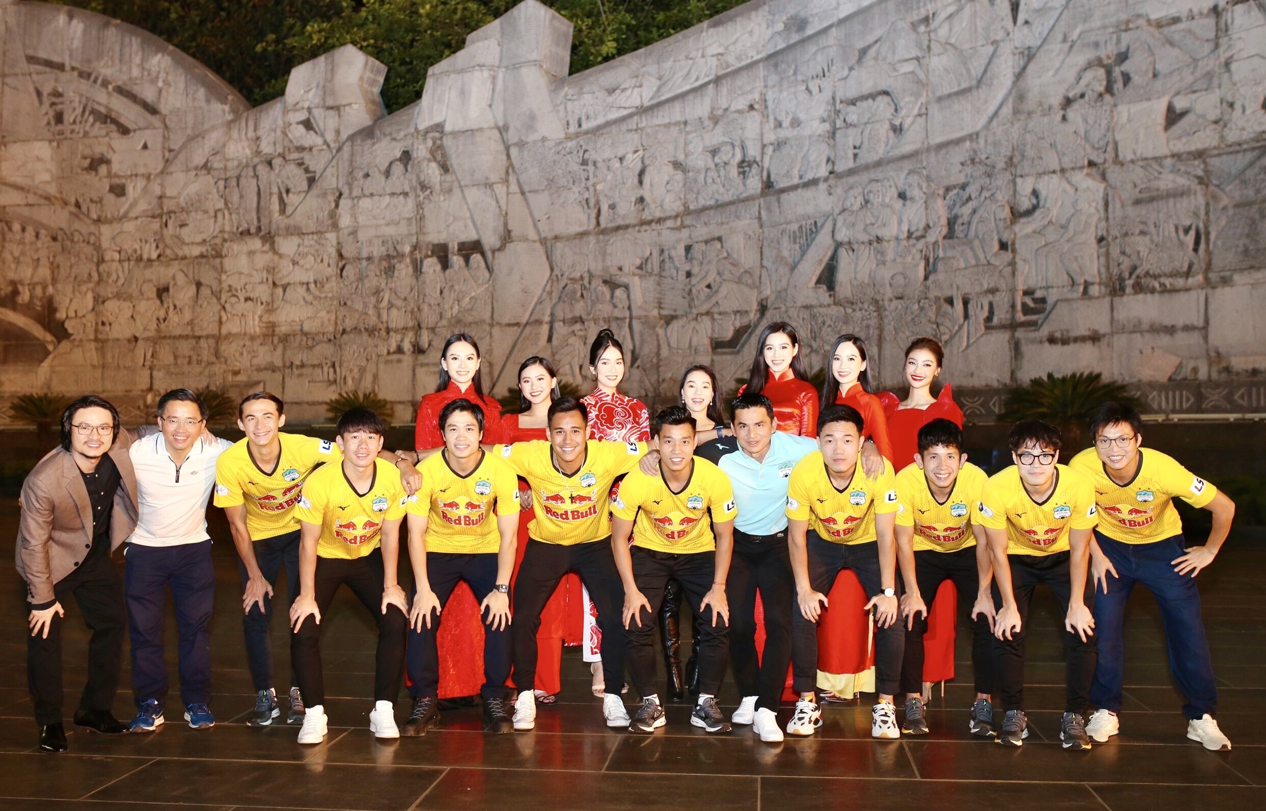 cau thu hagl giao luu voi hoa hau anh 7