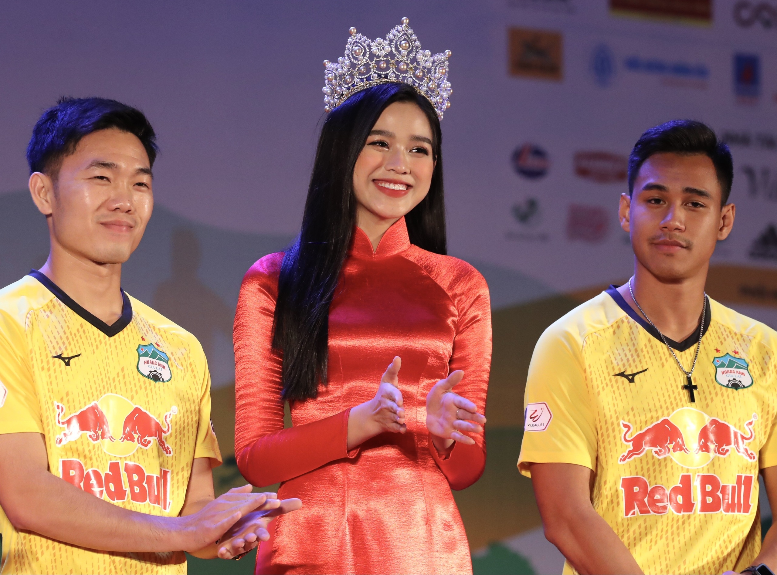 Dan sao HAGL giao luu cung Hoa hau Viet Nam hinh anh