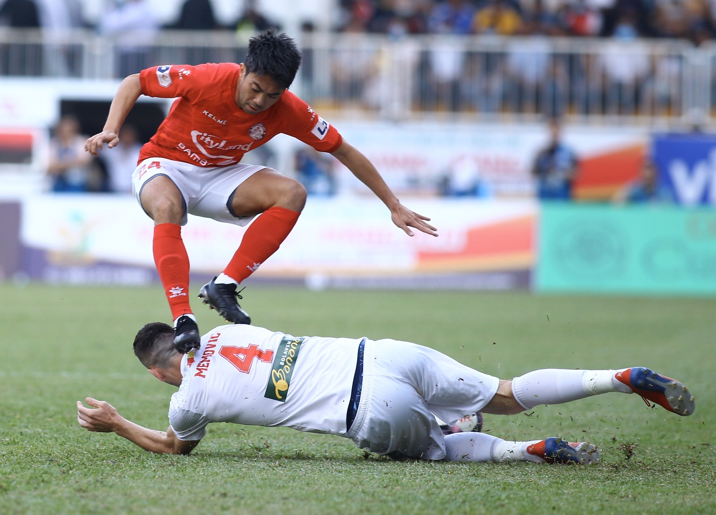 Lee Nguyen ne cu vao bong nhanh cua ngoai binh HAGL hinh anh