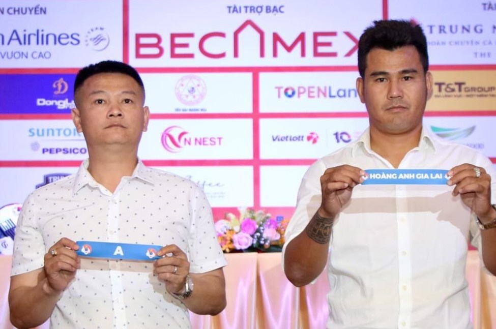 Van Quyen va Thanh Binh hoi ngo o VCK U19 Quoc gia hinh anh