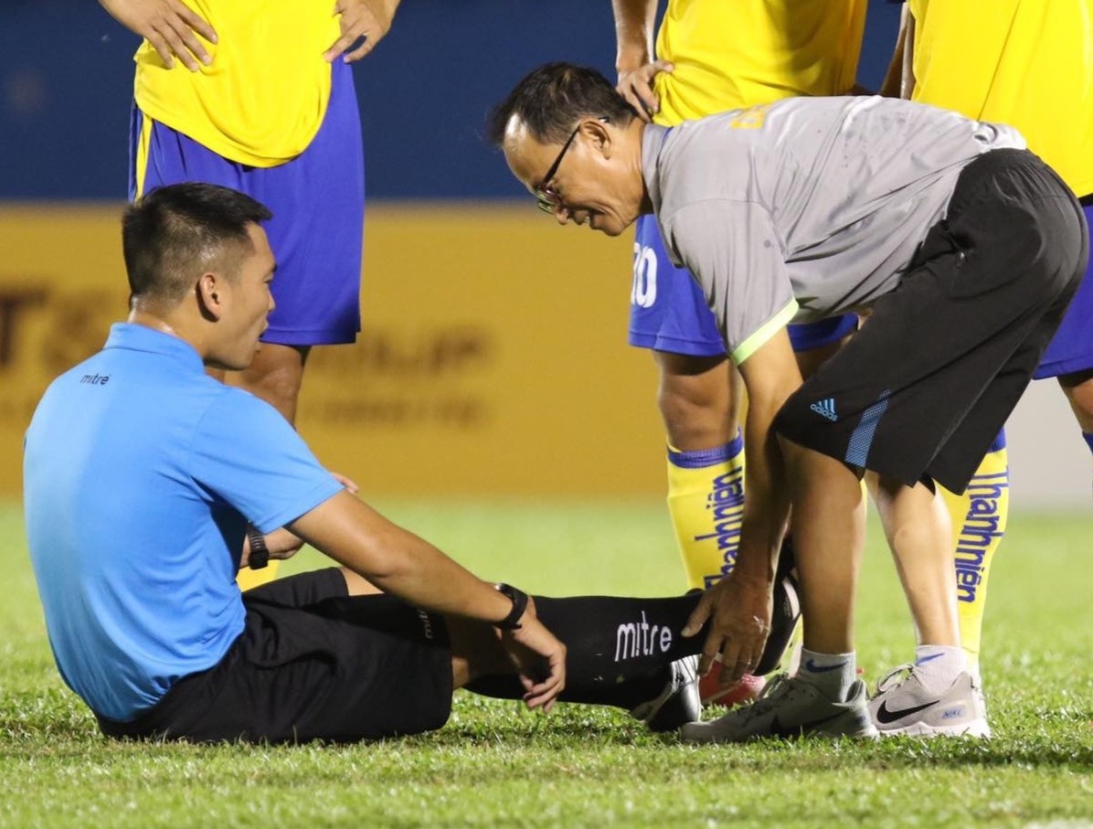 Trong tai bi chuot rut o giai U19 Quoc gia hinh anh