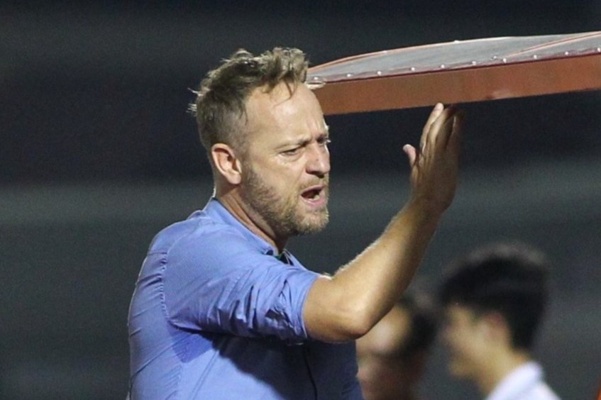 HLV Polking that vong va tuc gian trong tran thua thu 3 lien tiep hinh anh