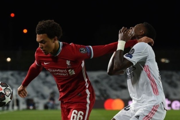 Alexander-Arnold cay cu voi nguoi hung cua Real Madrid hinh anh