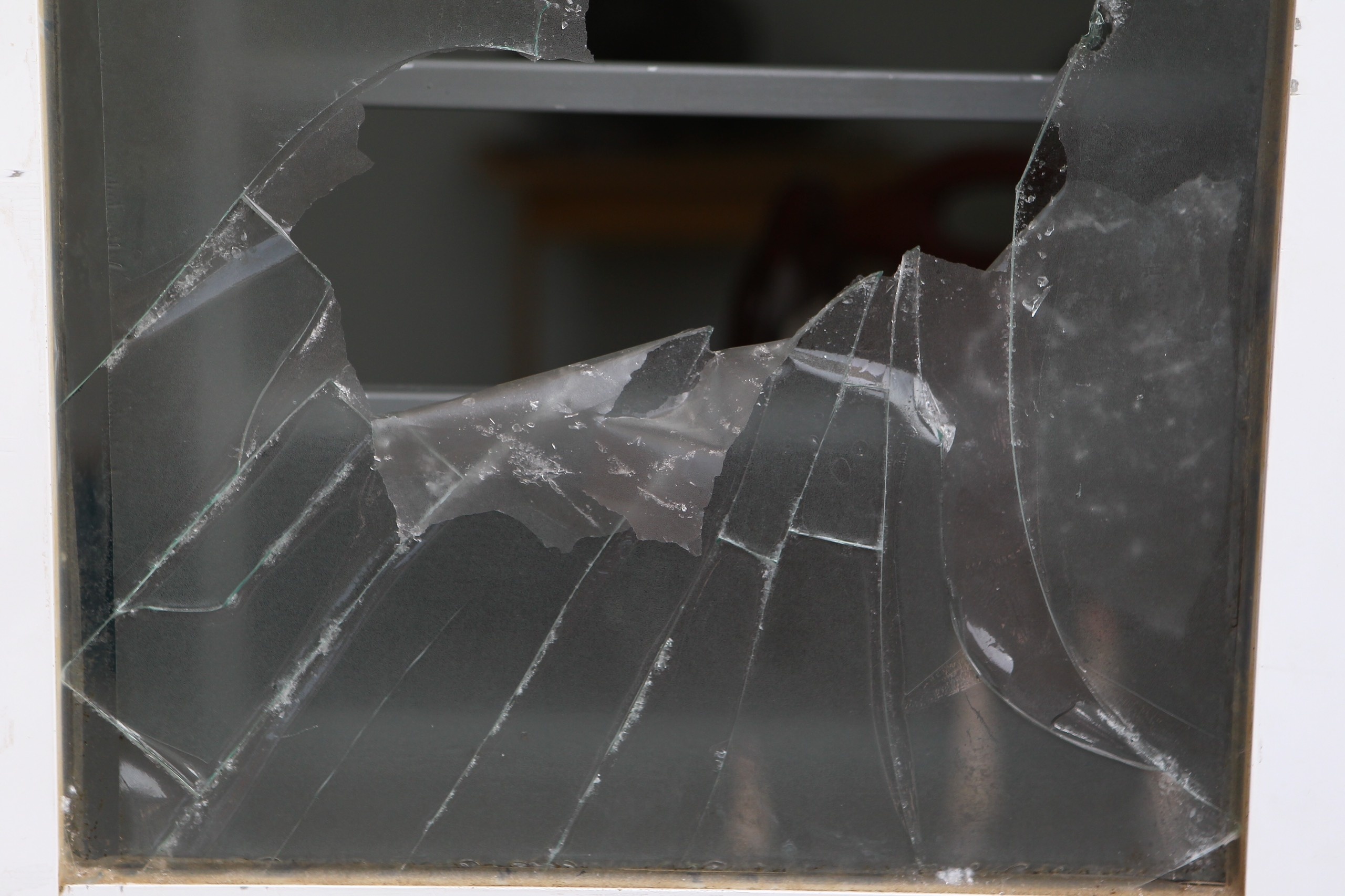 Cua phong ve bi dap truoc tran CLB Da Nang gap HAGL hinh anh