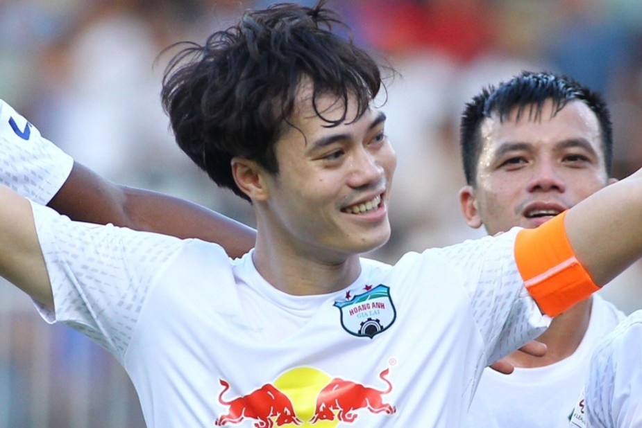 Kiatisuk giup Van Toan hoan thien hon hinh anh