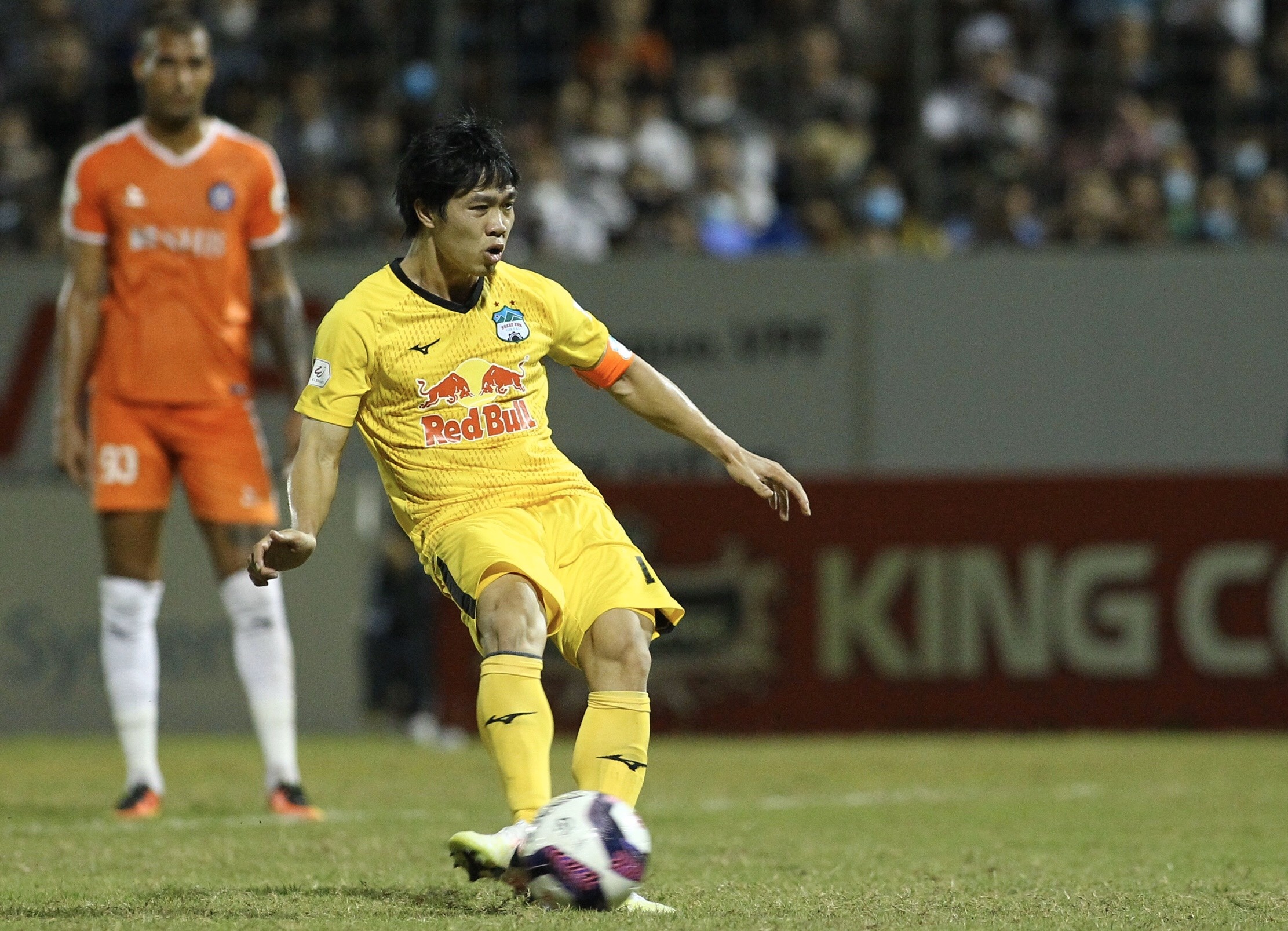 HAGL va CLB Ha Tinh huong penalty nhieu nhat V.League 2021 hinh anh