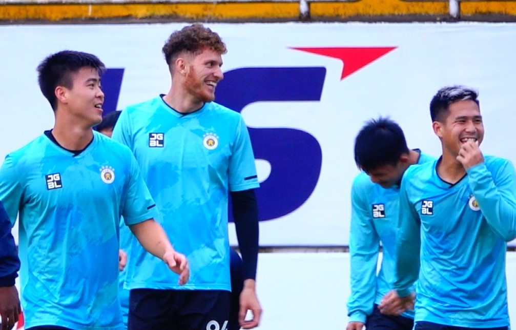 Cau thu CLB Ha Noi treu nhau truoc tran gap HAGL hinh anh