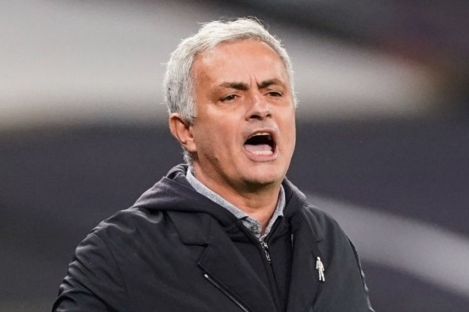 Mourinho len tieng sau khi bi so sanh voi Ole hinh anh