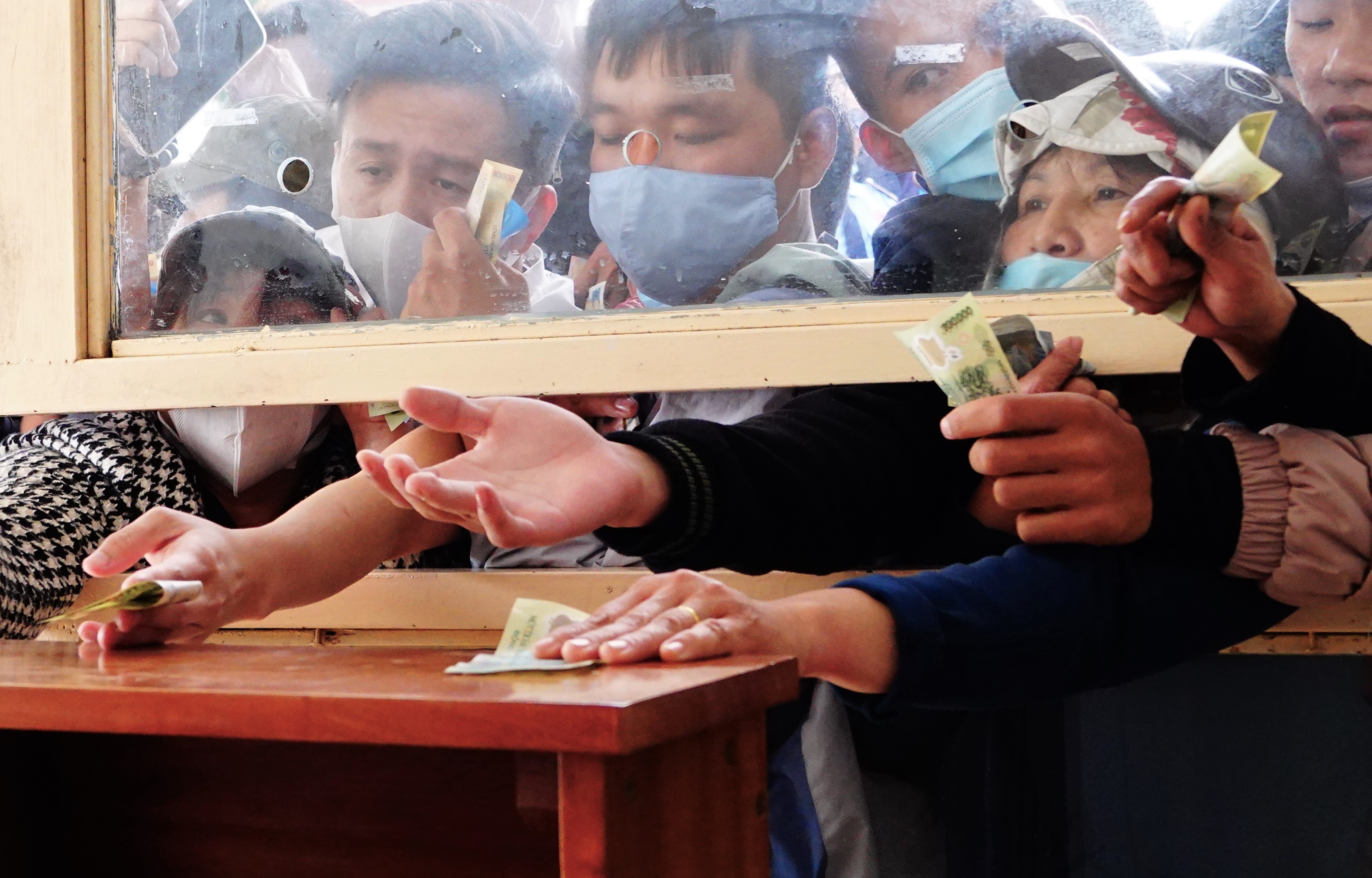 Nhieu CDV buc xuc khi mua ve xem HAGL dau CLB Ha Noi hinh anh