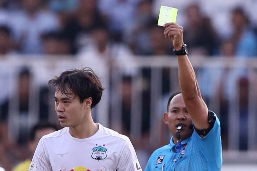 Van Toan bat binh vi trong tai khong cho HAGL huong penalty hinh anh