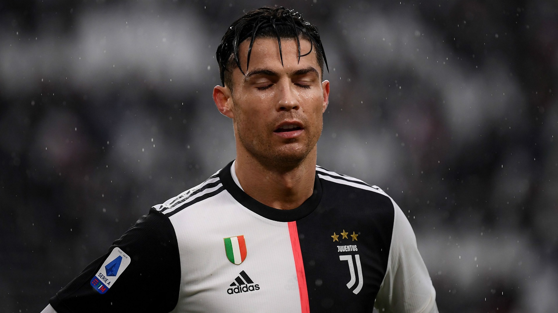 Bao Italy: 'Ronaldo cang thang va rat xa cach dong doi' hinh anh