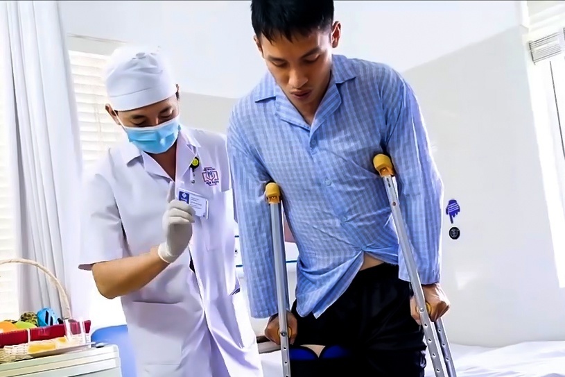 Hung Dung chua the di bo sau mot thang xuat vien hinh anh