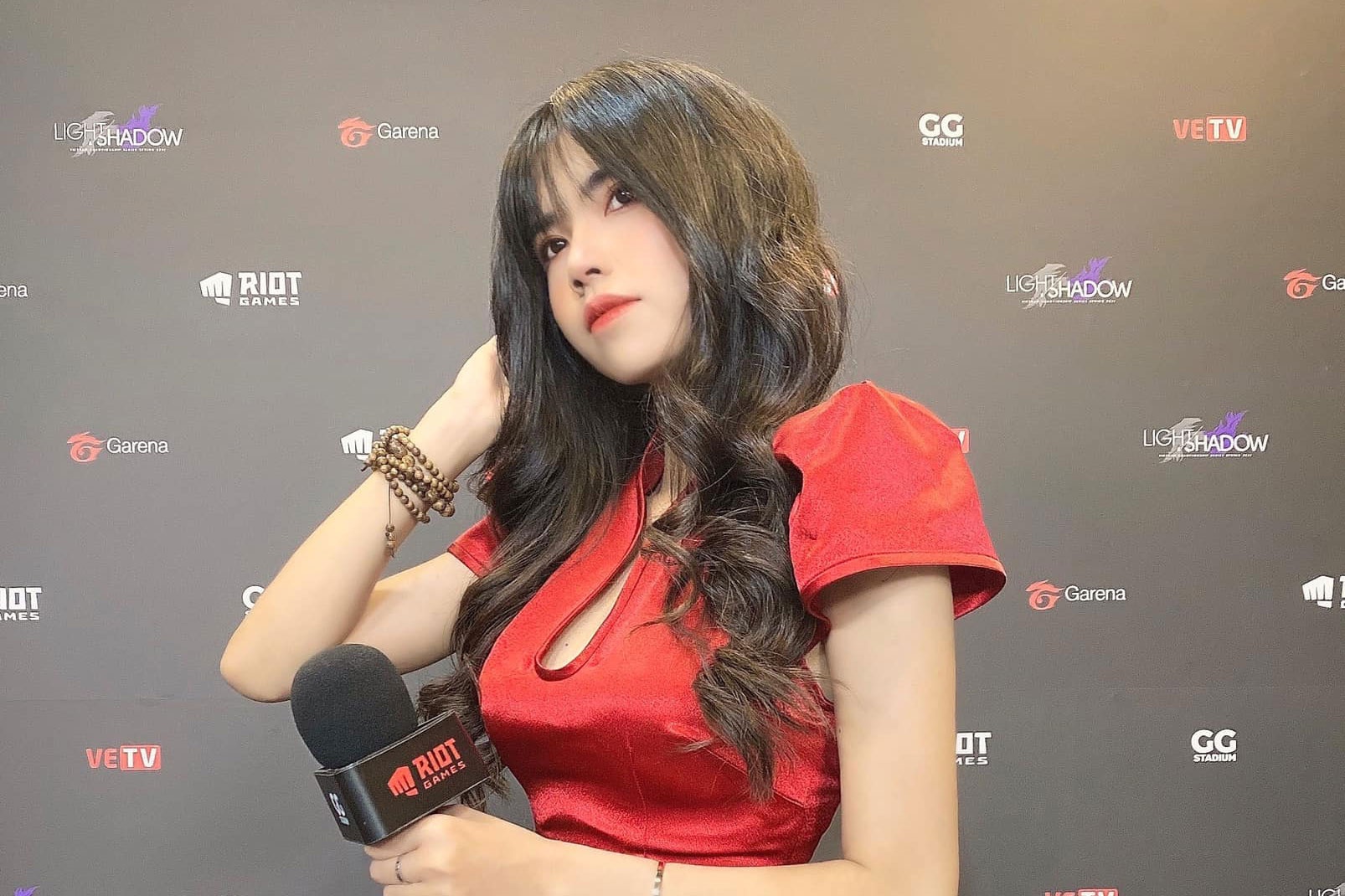 Phong cach goi cam cua nu MC giai LMHT Viet Nam hinh anh