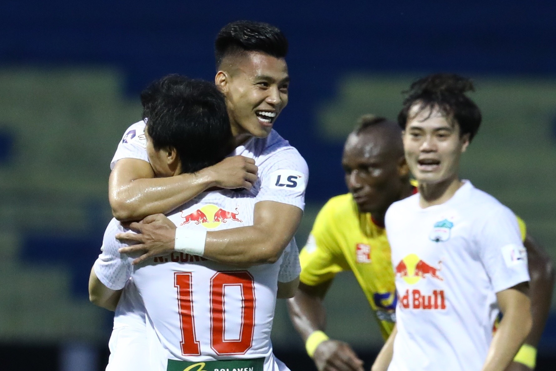 HAGL san bang ky luc keo dai 17 nam hinh anh