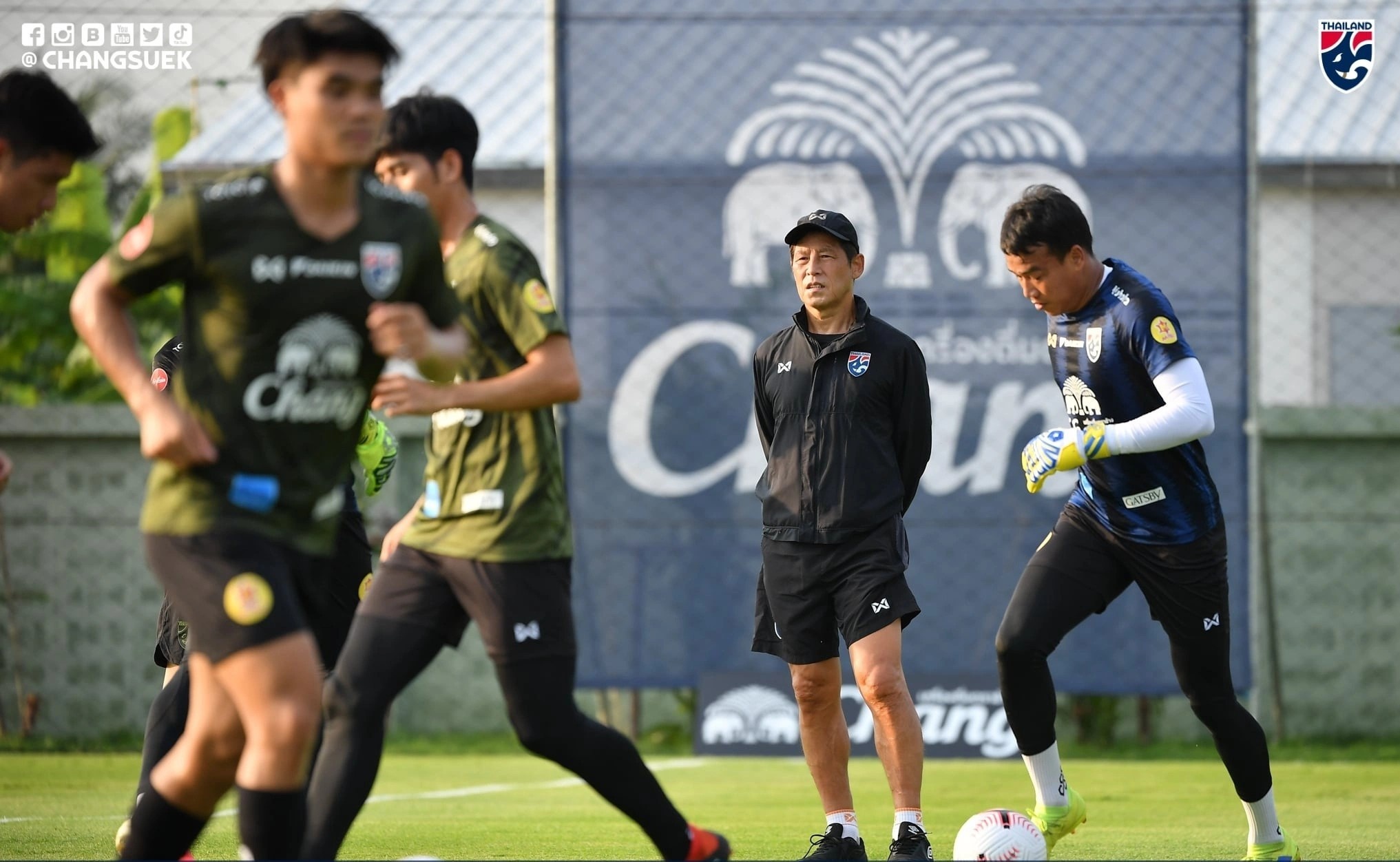 2 cau thu thai lan vo ky luat anh 1