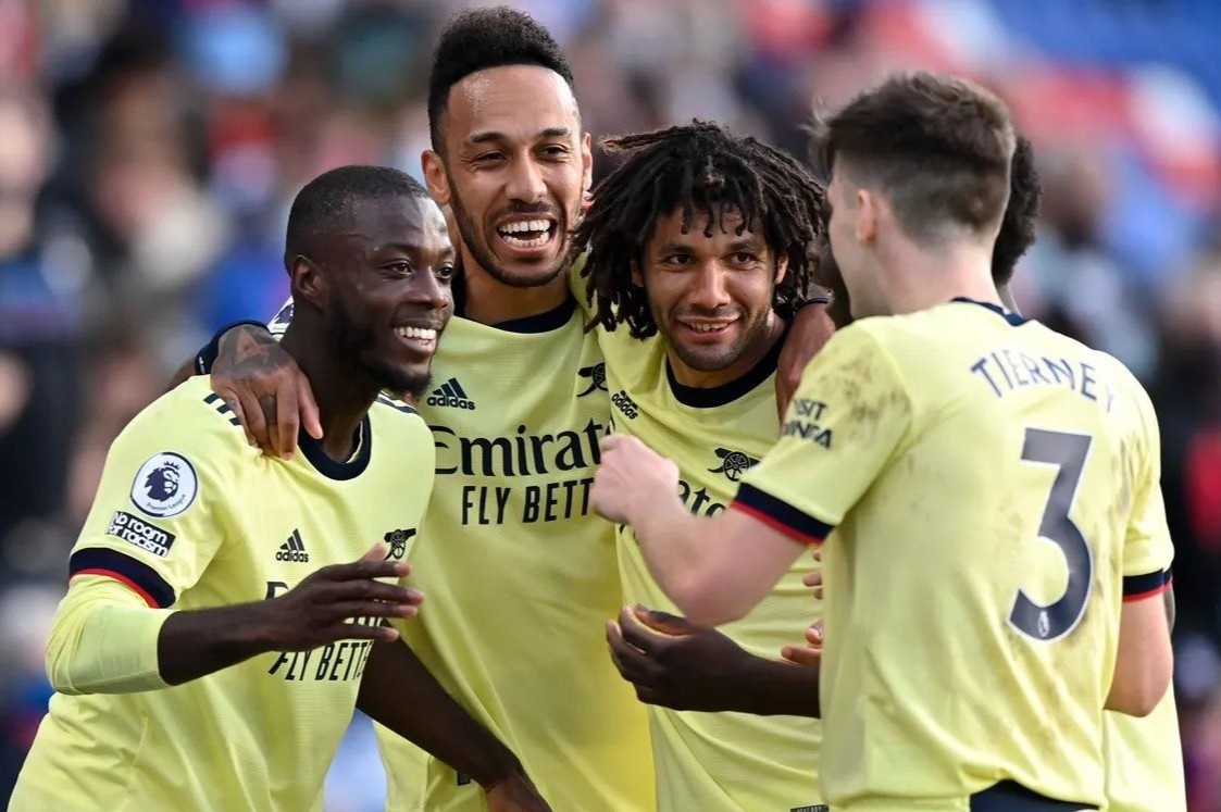 Arsenal van con hy vong du cup chau Au hinh anh