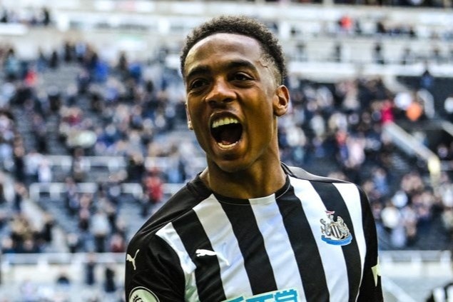 Sao tre cua Arsenal di vao lich su Premier League hinh anh