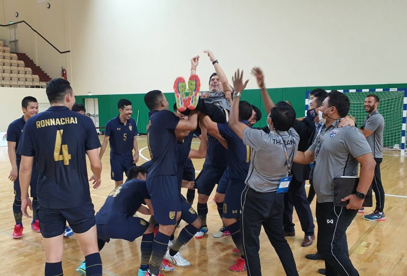 Tuyen futsal Thai Lan tiep tuc danh bai Iraq hinh anh