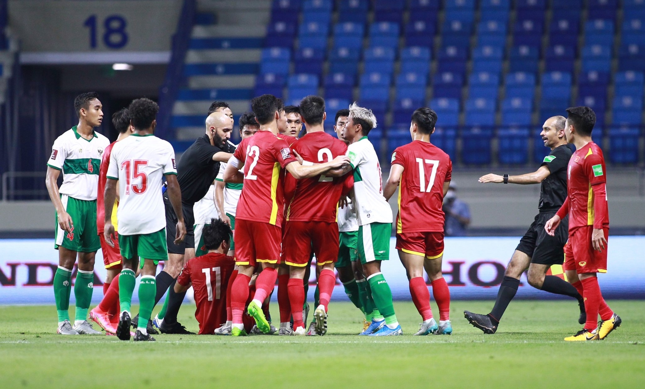 Cau thu va ban huan luyen Viet Nam noi gian khi Tuan Anh bi triet ha hinh anh