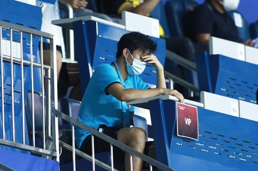 Tuan Anh doc sach trong luc dong doi khoi dong hinh anh