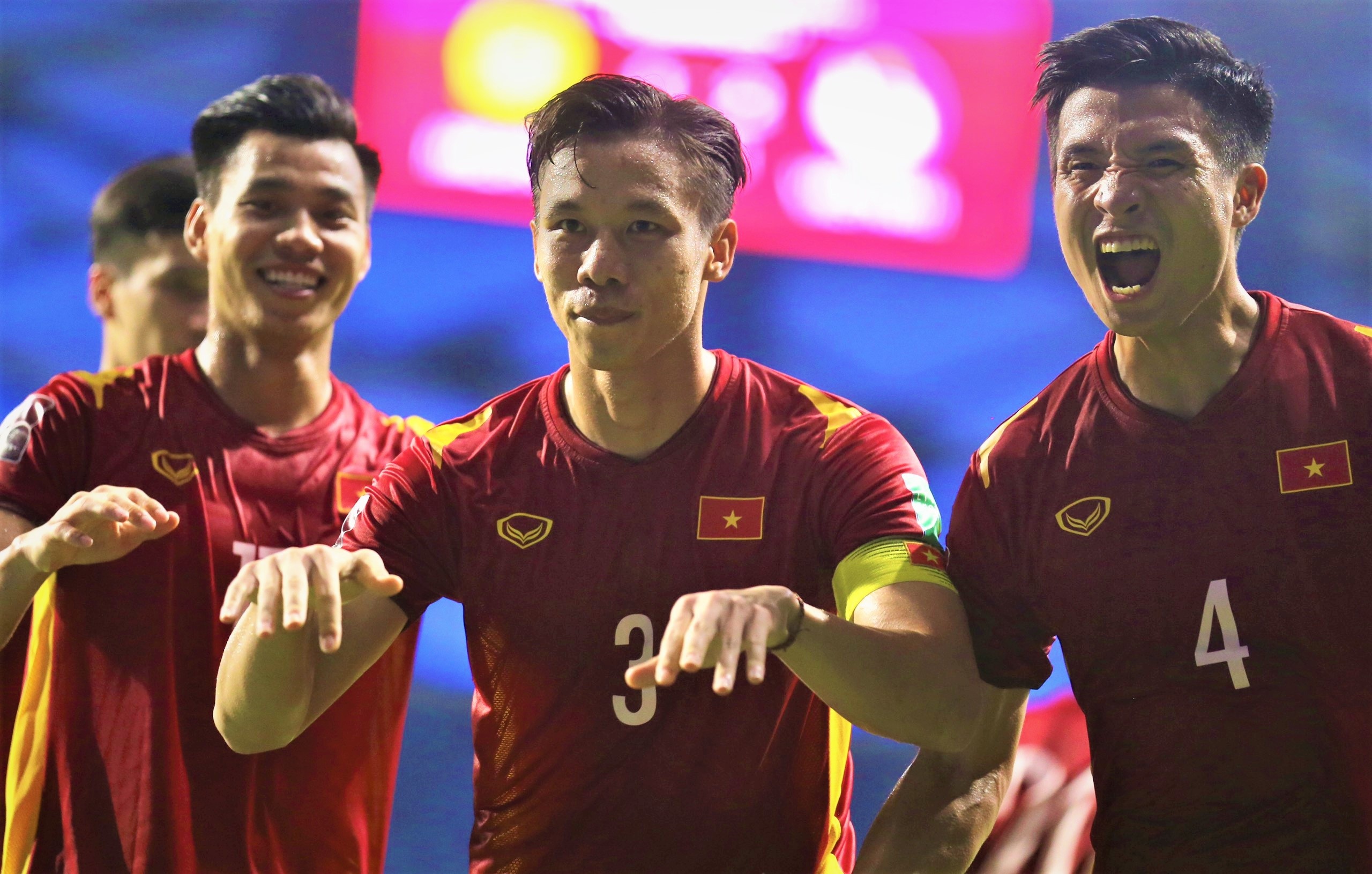 Tuyen Viet Nam nhay mua, ca hat sau tran thang Malaysia hinh anh