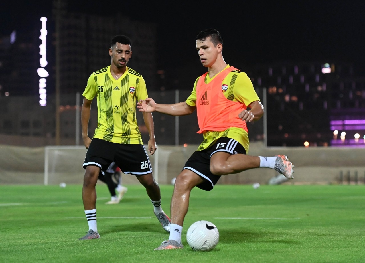 UAE khong tap lam quen san truoc tran gap tuyen Viet Nam hinh anh