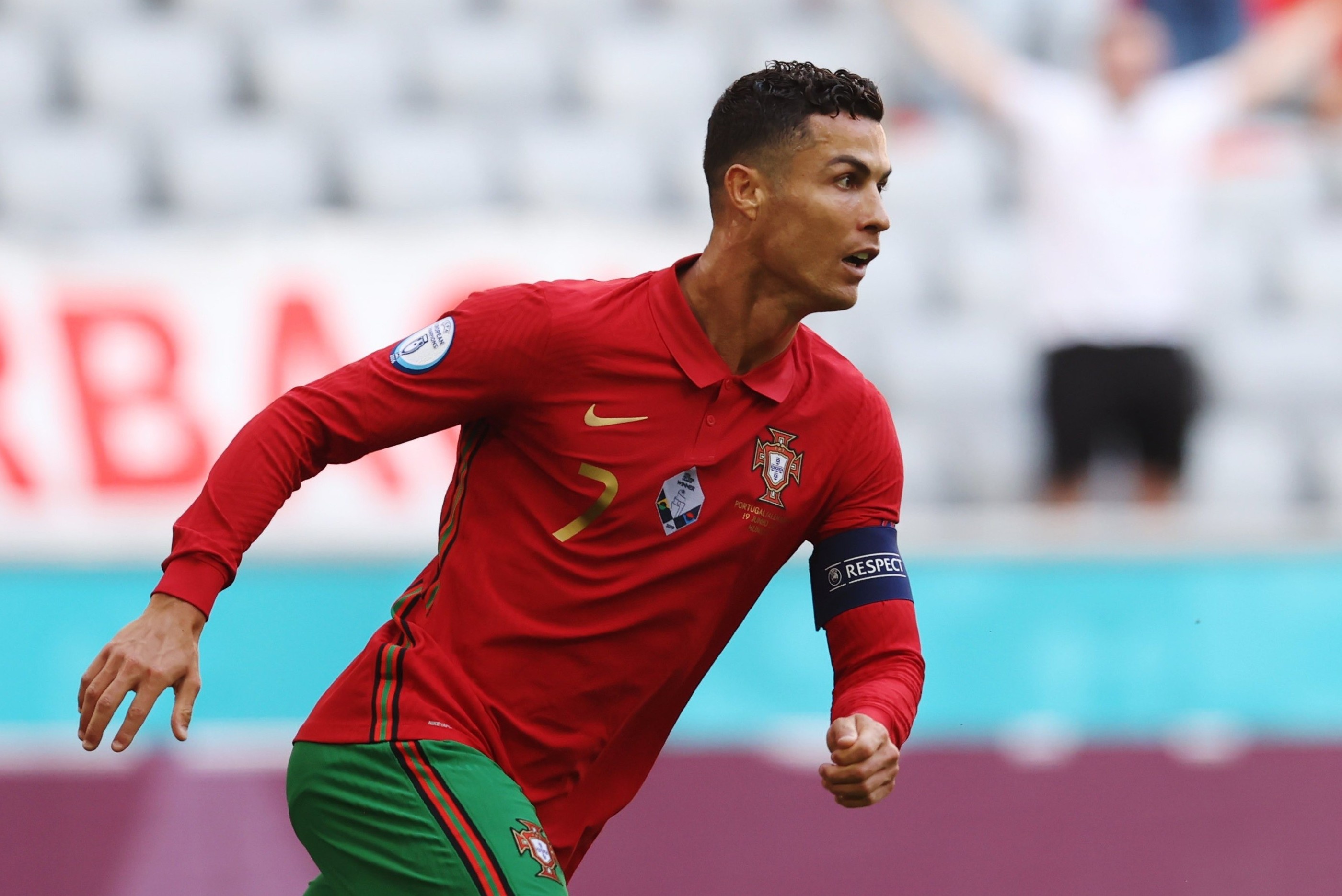 Ronaldo chay 32 km/h de pha luoi tuyen Duc hinh anh